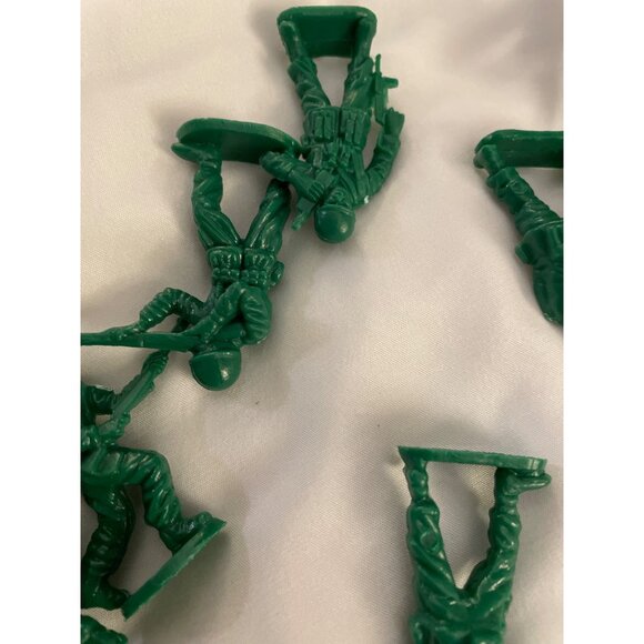 Schylling Classic Toy Soldier Set With 40 Green Army Men Figures - Picture 9 of 16